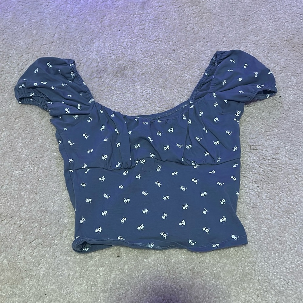 SMALL Hollister Blue T-Shirt with White small Flower Pattern.